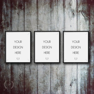 Peut inclure: Trois cadres photo noirs avec des passe-partout blancs sont accrochés à un mur en bois vieilli. Les cadres sont vides et contiennent le texte "YOUR DESIGN HERE" dans chaque cadre.