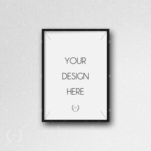 Puede incluir: Un marco de fotos negro con fondo blanco y el texto "YOUR DESIGN HERE" en el centro. El marco está sobre un fondo blanco texturizado.