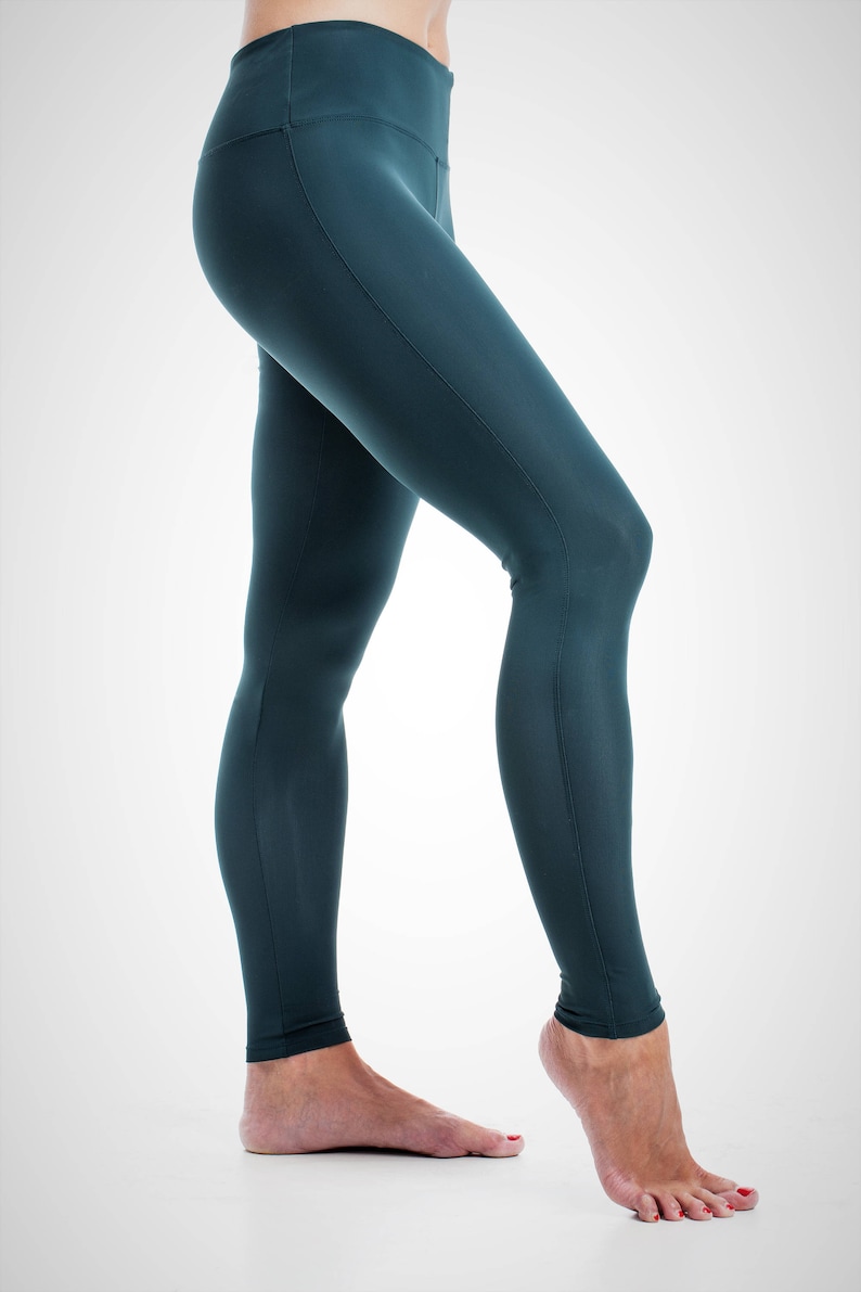 Puede incluir: Un par de leggings de color verde oscuro con cintura alta.