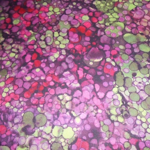 Peut inclure: Tissu violet avec un motif de cercles verts, roses et rouges.