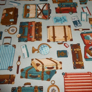 Peut inclure: Un tissu bleu et blanc avec un motif répété de valises vintage, de globes terrestres, de boussoles et d'objets sur le thème du voyage. Le tissu a un fond bleu clair.