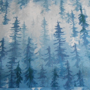 Könnte beinhalten: Ein Aquarellbild eines Waldes mit blauen und weißen Bäumen. Die Bäume sind hoch und schlank, und der Hintergrund ist ein sanftes Blau.