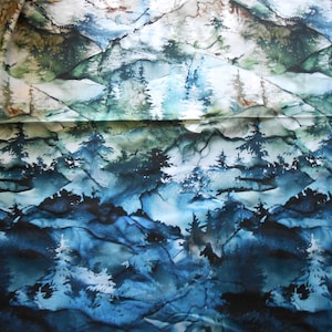 Könnte beinhalten: Abstrakte Aquarellmalerei einer Bergkette in einem Blau- und Grünton. Das Gemälde zeigt eine Vielzahl von Bäumen und einen strukturierten Hintergrund.