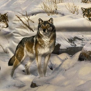 Könnte beinhalten: Stoff mit einem detaillierten Druck von Wölfen in einer verschneiten Landschaft. Die Wölfe haben braunes, graues und weißes Fell und sind vor dem Hintergrund von schneebedecktem Boden und spärlicher Vegetation platziert. Die Farbpalette ist gedämpft, mit Grau-, Braun- und Weißtönen.