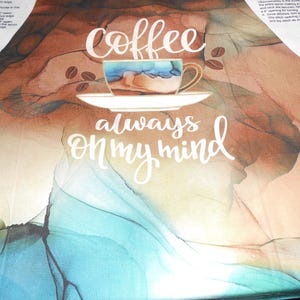Op de afbeelding: Een aquarel-achtige illustratie van een koffiekopje met de tekst "coffee always on my mind". De achtergrond is een mix van bruin, blauw en wit.