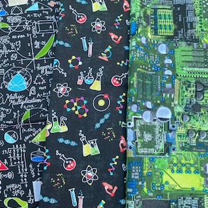 Könnte beinhalten: Drei Stoffbahnen mit Wissenschafts- und Technologiethemen. Eine Bahn zeigt mathematische Gleichungen und Formeln in Weiß auf schwarzem Hintergrund. Eine andere hat wissenschaftliche Laborausrüstung und Atomstrukturen auf schwarzem Hintergrund. Die dritte Bahn zeigt ein grünes Leiterplattendesign.