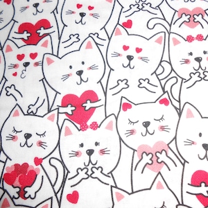 Könnte beinhalten: Weißer Stoff mit einem sich wiederholenden Muster von Cartoon-Katzen mit schwarzen Umrissen. Die Katzen haben rosa Ohren und Wangen, und viele halten rote Herzen. Einige Katzen haben herzförmige Augen.