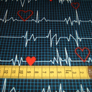 50x110 cm EKG calling all nurses blau Herz Herzschlag Baumwolle Patchworkstoff Bild 3