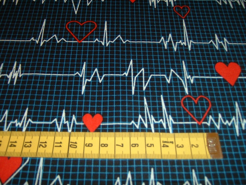 50x110 cm EKG calling all nurses blau Herz Herzschlag Baumwolle Patchworkstoff Bild 3