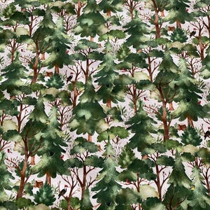 Può includere: Motivo ripetuto di una scena forestale con alti pini verdi, tronchi marroni e alberi e cespugli più piccoli. Lo sfondo è bianco. Uccelli e piccoli animali sono sparsi in tutto il design.