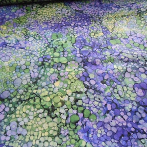 Peut inclure: Tissu abstrait avec un motif tourbillonnant de cercles verts, violets et bleus. Le tissu a un aspect marbré et texturé.
