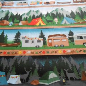 Può includere: Un tessuto colorato con un motivo ripetitivo di camper vintage, tende, alberi e cervi. Il tessuto è perfetto per progetti di artigianato come trapunte, cuscini e borse.