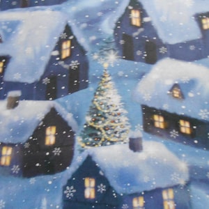 Könnte beinhalten: Eine Winterszene mit einer schneebedeckten Landschaft und einer Gruppe blauer Häuser mit weißen Dächern. Ein großer, weißer Weihnachtsbaum steht im Zentrum des Bildes.