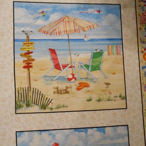 Op de afbeelding: Een kleurrijke strandscène met twee stoelen, een gestreepte parasol en een wegwijzer met pijlen. De wegwijzer geeft "Wading Beach", "Sunset Beach" en "Ocean Beach" aan.