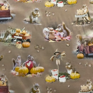 Könnte beinhalten: Ein sich wiederholendes Muster aus Eichhörnchen, Kürbissen und Herbstmotiven auf braunem Hintergrund. Eichhörnchen werden mit Kürbissen, Äpfeln und einer Vogelscheuche dargestellt. Das Design umfasst einen roten Wagen und einen weißen Zaun.