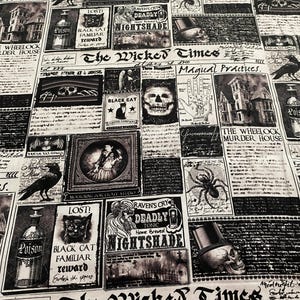 Könnte beinhalten: Ein schwarz-weißer Stoffdruck mit einem Zeitungs-Layout namens The Wicked Times. Das Design enthält Illustrationen von Totenköpfen, Spinnen, Raben, Giftflaschen, schwarzen Katzen und Spukhäusern, durchsetzt mit Spalten von Text.