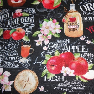 Può includere: Un tessuto nero con un motivo ripetuto di mele, sidro di mele e torta di mele. Il tessuto presenta uno sfondo in stile lavagna con testo bianco che dice "Hot Apple Cider", "Mulled with cinnamon sticks", "Golden Apple", "Fresh Apple Cider", "Orchard", "Always Fresh Apples & Pies", "You & I", "Sweet Apples", "Fresh", "Growers Packers & Shippers", e "Brand 25c".