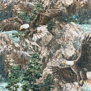 Könnte beinhalten: Stoff mit einem sich wiederholenden Muster von Weißkopfseeadlern im Flug über einer Berglandschaft. Die Adler haben braune und weiße Federn, gelbe Schnäbel und weiße Köpfe. Der Hintergrund zeigt braune und graue Berge, grüne Bäume und einen blauen Himmel.