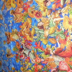 Könnte beinhalten: Ein blauer Stoff mit einem sich wiederholenden Muster aus Feen und Blumen. Die Feen tragen bunte Kleider und haben Flügel. Die Blumen sind gelb, orange und rot.