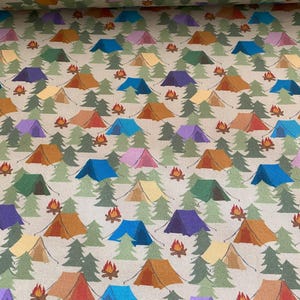 Könnte beinhalten: Ein beigefarbener Stoff mit einem sich wiederholenden Muster aus bunten Zelten und grünen Bäumen. Jedes Zelt hat ein Lagerfeuer davor.