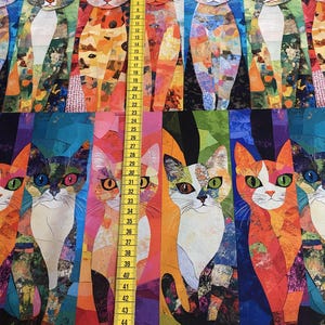 Könnte beinhalten: Ein farbenfroher Stoff mit einem sich wiederholenden Muster stilisierter Katzen. Jede Katze ist in einem einzigartigen Patchwork-Design mit leuchtenden Farben wie Orange, Blau und Grün dargestellt. Ein gelbes Maßband ist vertikal in der Mitte des Stoffes platziert.