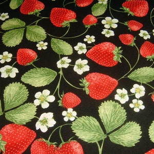 Puede incluir: Una tela negra con un patrón repetido de fresas rojas y flores blancas. Las fresas se representan con un estilo realista y tienen un acabado brillante.