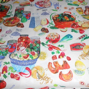 Op de afbeelding: Een witte achtergrond met een kleurrijk patroon van verschillende voedingsmiddelen, waaronder tomaten, citroenen, wortelen, paprika's en pasta. Er zijn ook potten met geconserveerd voedsel, blikjes erwten en een kom salade te zien. De woorden "Salt" en "Italian Wild" zijn zichtbaar in de afbeelding.