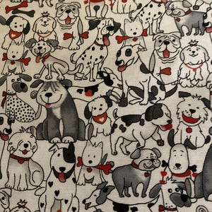 Può includere: Un tessuto bianco con un motivo ripetuto di cani di varie razze, in bianco, nero e grigio. Molti dei cani hanno dettagli rossi, come bandane o ossa. I cani sono in varie pose, creando un design giocoso e vivace.