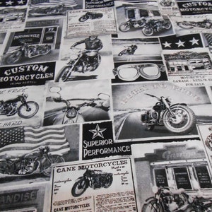 Può includere: Tessuto in bianco e nero con un collage di immagini di moto d'epoca, bandiere americane e testo. Il design include motociclette, insegne di garage e le parole "Custom Motorcycles" e "Ride Hard".