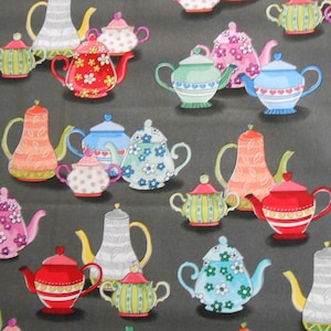 Puede incluir: Un fondo negro con una variedad de teteras y tazas de té de colores. Las teteras están decoradas con motivos florales, corazones y otros diseños. Algunas de las tazas de té tienen tapas.