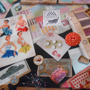 Könnte beinhalten: Ein Vintage-Stoffdesign mit verschiedenen Näh- und Bastelutensilien, darunter Knöpfe, Garnrollen, Nadeln und Stoffmuster. Das Design ist im Retro-Stil mit schwarzem Hintergrund und bunten Akzenten gehalten.