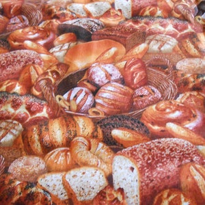 Könnte beinhalten: Eine Nahaufnahme eines Stoffes mit einem Muster aus verschiedenen Brotsorten, darunter Brote, Brötchen und Baguettes. Der Stoff ist braun und beige mit einer strukturierten Oberfläche.