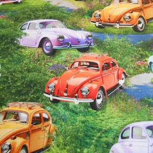 Op de afbeelding: Een kleurrijk patroon van vintage Volkswagen Kever in verschillende kleuren, waaronder rood, oranje, blauw en groen, tegen een achtergrond van groen gras en bloemen.