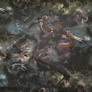 Könnte beinhalten: Ein dunkelgrüner und schwarzer Stoff mit einem sich wiederholenden Muster von Drachen, die in einem bewölkten Himmel fliegen.