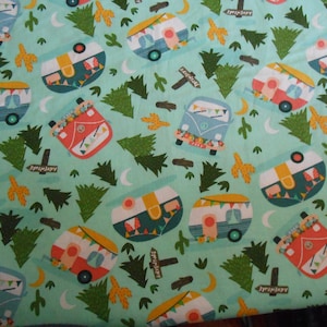 Könnte beinhalten: Ein türkisfarbener Stoff mit einem sich wiederholenden Muster aus bunten Vintage-Wohnwagen, Kiefern, Kakteen und Mondsicheln. Die Wohnwagen haben Flaggen und Blumen. Der Text "Adventure" steht auf einem Schild im Muster.