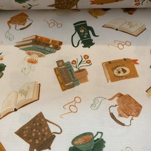 Könnte beinhalten: Weißer Stoff mit einem sich wiederholenden Muster aus Teetassen, Büchern, Teekannen, Brillen und Pflanzen. Das Muster ist in Braun-, Grün- und Gelbtönen gehalten.