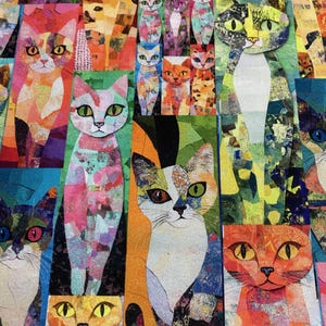 Könnte beinhalten: Ein farbenfroher Stoff mit einem sich wiederholenden Muster stilisierter Katzen. Die Katzen sind in verschiedenen Farben und Mustern dargestellt, darunter Orange, Rosa, Blau und Grün. Das Kunstwerk hat einen Patchwork- oder Collage-Stil, wobei jede Katze aus kleineren Formen zu bestehen scheint.