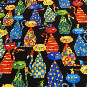 Puede incluir: Tela negra con un patrón repetido de gatos estilizados en varios colores y diseños. Los gatos tienen diferentes diseños, incluyendo rayas, lunares y estrellas. Algunos gatos tienen ratones en la cabeza.