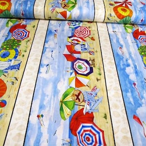 Op de afbeelding: Een kleurrijke stof met een herhalend patroon van strandparasols, strandstoelen en schelpen op een blauw-wit gestreepte achtergrond.