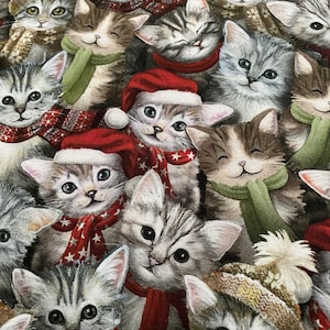 Könnte beinhalten: Stoffmuster mit zahlreichen Kätzchen mit unterschiedlichen Gesichtsausdrücken. Einige Kätzchen tragen Weihnachtsmützen, rote Schals mit weißen Sternen und grüne Schals. Die Kätzchen haben graues, braunes und weißes Fell.