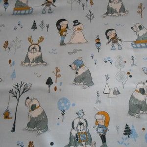 Può includere: Un tessuto blu e bianco con un motivo ripetitivo di cani, bambini e illustrazioni a tema invernale. I cani sono Old English Sheepdogs con pelo lungo e folto. I bambini indossano abiti invernali e tengono in mano vari oggetti, come un pupazzo di neve, una tazza di cioccolata calda e una slitta. Le illustrazioni a tema invernale includono pupazzi di neve, alberi e uccelli.