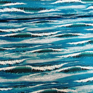 Op de afbeelding: Een blauwe en witte stof met een herhalend patroon van oceaan golven. De golven zijn lichtblauw met witte schuimkoppen.