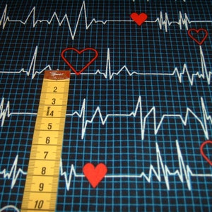 50x110 cm EKG calling all nurses blau Herz Herzschlag Baumwolle Patchworkstoff Bild 4