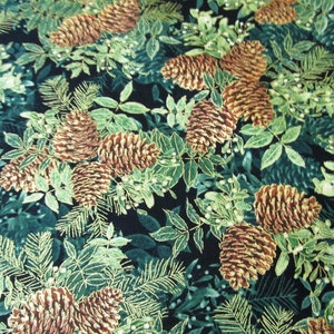 Könnte beinhalten: Ein dunkelgrüner Stoff mit einem sich wiederholenden Muster aus Tannenzapfen und Blättern. Die Tannenzapfen sind braun und goldfarben, die Blätter sind in einem helleren Grünton.