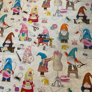 Gnomo "Gnomo Laboratorio di cucito" Gnomi senza tempo 50 x 110 cm