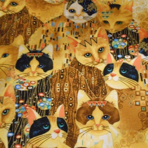 Peut inclure: Un tissu coloré avec un motif répétitif de chats stylisés avec des accents noirs, blancs et dorés. Les chats sont représentés dans une variété de poses, certains regardant directement le spectateur et d'autres regardant ailleurs. Le tissu a un aspect fantaisiste et ludique.