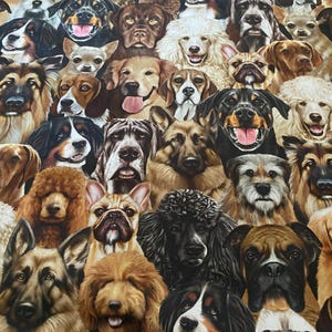 Puede incluir: Un patrón de tela que presenta un collage de varias razas de perros, incluyendo pastores alemanes, caniches y bulldogs. Los perros tienen diferentes colores de pelaje, desde negro y marrón hasta blanco y beige, con algunas lenguas visibles. El tema general es la diversidad canina.