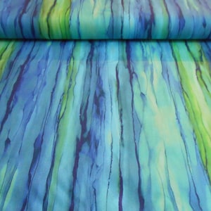 Può includere: Tessuto blu e verde con un motivo a righe verticali. Il tessuto ha un effetto acquerello con sfumature di blu, verde e bianco.