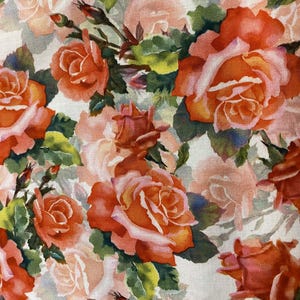 Könnte beinhalten: Ein Blumenmuster mit Aquarellrosen in Orange-, Pfirsich- und Rosatönen. Die Rosen befinden sich in verschiedenen Blühstadien, mit grünen Blättern und Knospen. Der Hintergrund ist in einem weichen Off-White gehalten, was eine Vintage-Ästhetik erzeugt.