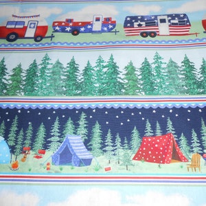 Può includere: Un tessuto con un motivo ripetuto di camper rosso, bianco e blu con stelle e strisce. I camper guidano attraverso una foresta di alberi verdi. La fila successiva mostra una scena notturna con tende blu e bianche in una foresta con stelle nel cielo.